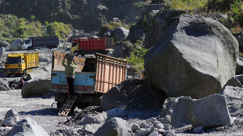 Status Waspada, Penambang Pasir Nekat Beraktivitas di Lereng Gunung Merapi - Bagian 1