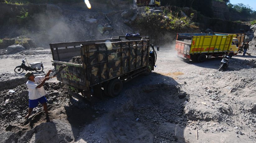 Status Waspada, Penambang Pasir Nekat Beraktivitas di Lereng Gunung Merapi - Bagian 2