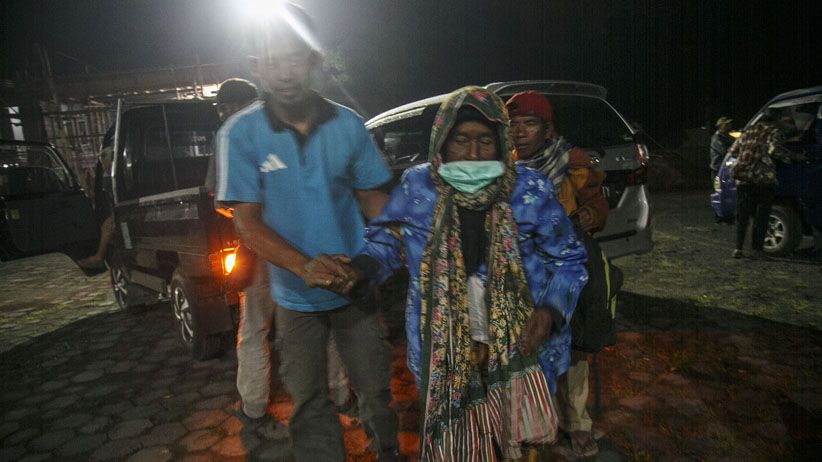Gunung Merapi Meletus, Warga Cangkringan Dievakuasi - Bagian 2