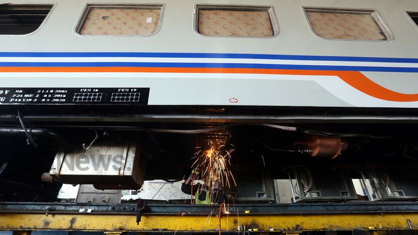 Balai Yasa Gubeng Surabaya Kebut Penyelesaian Kereta Api Lebaran - Bagian 1