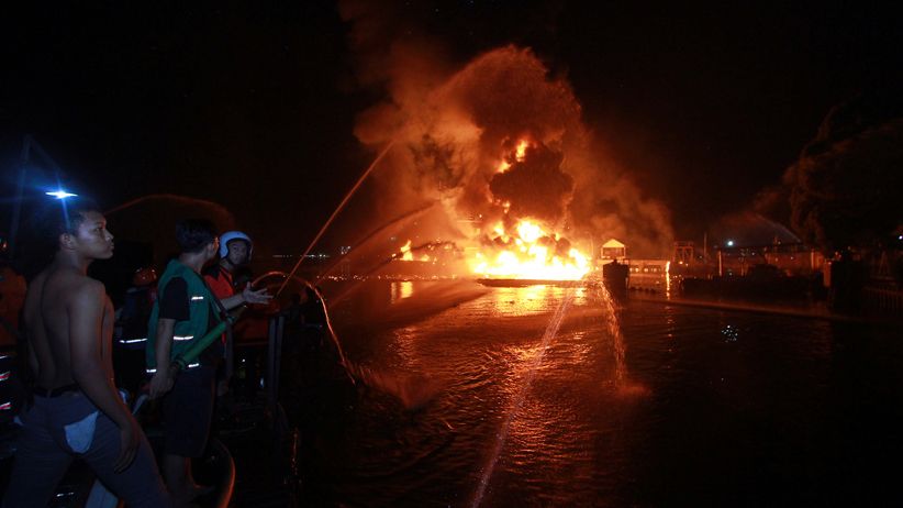 Kapal Tanker BBM Pertamina Terbakar di Banjarmasin - Bagian 1