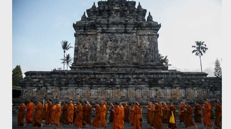 Prosesi Penyemayaman Api Dharma Waisak di Candi Mendut - Bagian 1