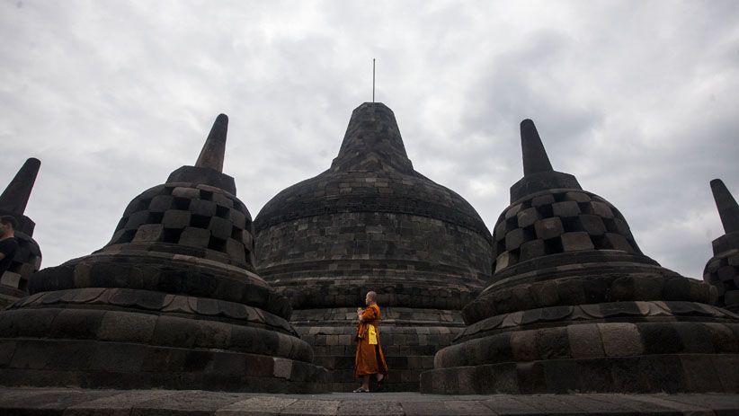 Umat Budha Gelar Ritual Doa Pagi Waisak di Candi Borobudur - Bagian 3