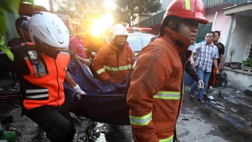 Foto-Foto Kebakaran Rumah Kos di Surabaya, 8 Penghuni Tewas - Bagian 5