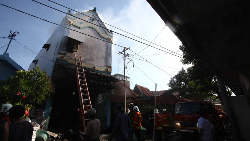 Foto-Foto Kebakaran Rumah Kos di Surabaya, 8 Penghuni Tewas - Bagian 2