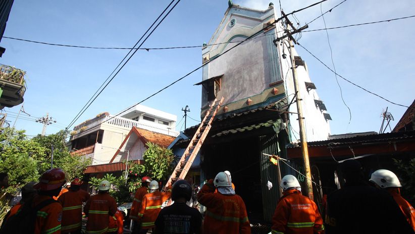 Foto-Foto Kebakaran Rumah Kos di Surabaya, 8 Penghuni Tewas - Bagian 3
