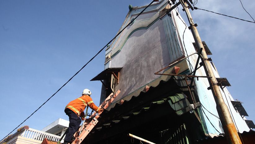 Foto-Foto Kebakaran Rumah Kos di Surabaya, 8 Penghuni Tewas - Bagian 4
