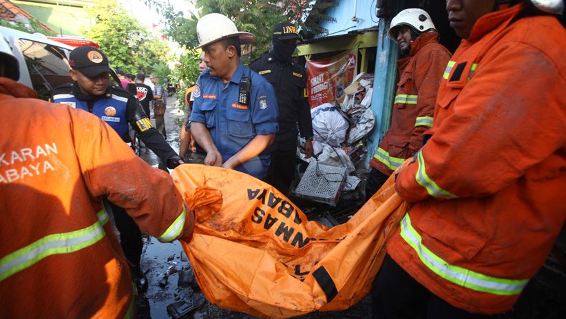 Foto-Foto Kebakaran Rumah Kos di Surabaya, 8 Penghuni Tewas - Bagian 6