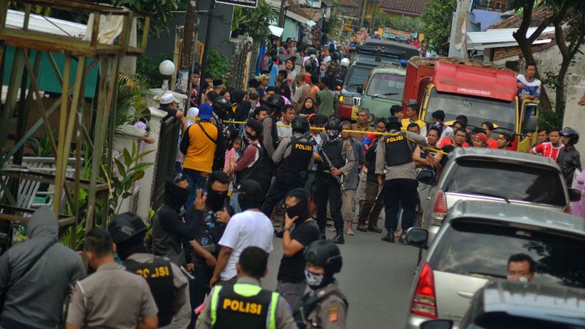 Densus 88 Geledah Rumah Terduga Teroris di Tasikmalaya - Bagian 1