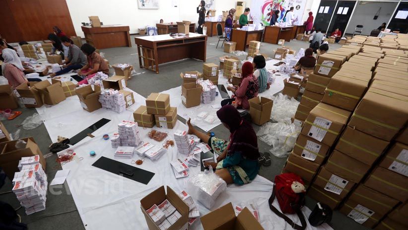 KPU Surabaya Lipat Surat Suara Pilgub Jatim - Bagian 2