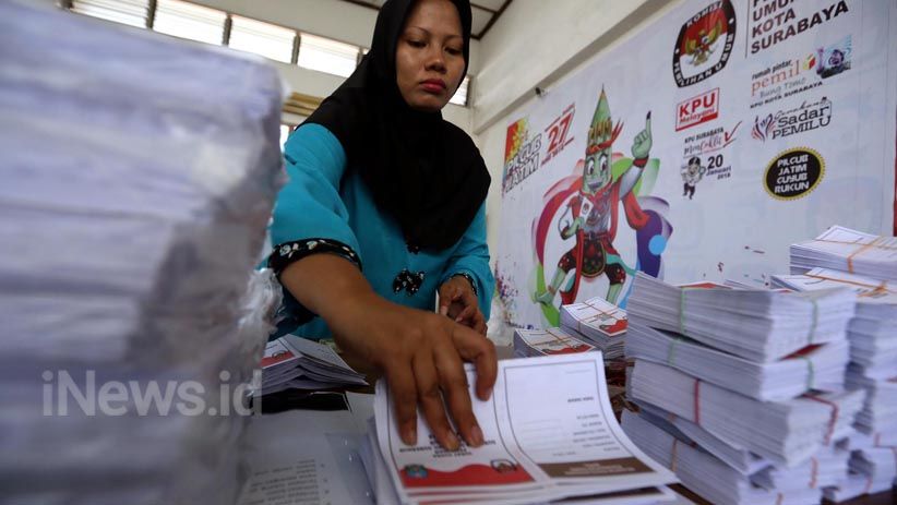 KPU Surabaya Lipat Surat Suara Pilgub Jatim - Bagian 4
