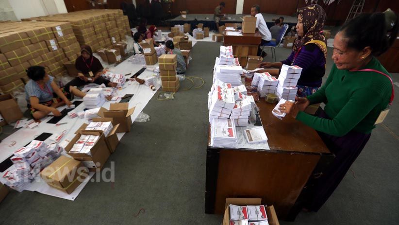 KPU Surabaya Lipat Surat Suara Pilgub Jatim - Bagian 3