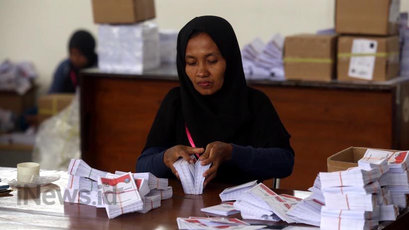 KPU Surabaya Lipat Surat Suara Pilgub Jatim - Bagian 5