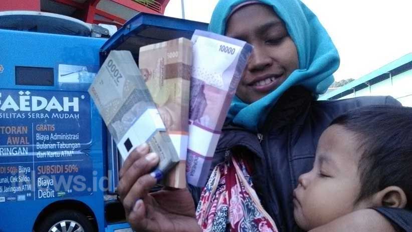Ribuan Orang Rela Antre 3 Jam Demi Menukar Uang Pecahan Kecil - Bagian 6