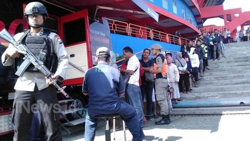 Ribuan Orang Rela Antre 3 Jam Demi Menukar Uang Pecahan Kecil - Bagian 4