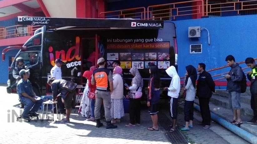 Ribuan Orang Rela Antre 3 Jam Demi Menukar Uang Pecahan Kecil - Bagian 3