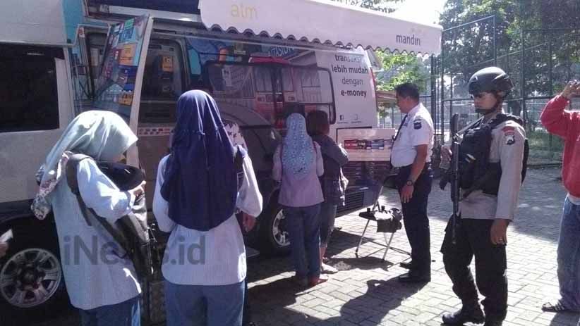 Ribuan Orang Rela Antre 3 Jam Demi Menukar Uang Pecahan Kecil - Bagian 5