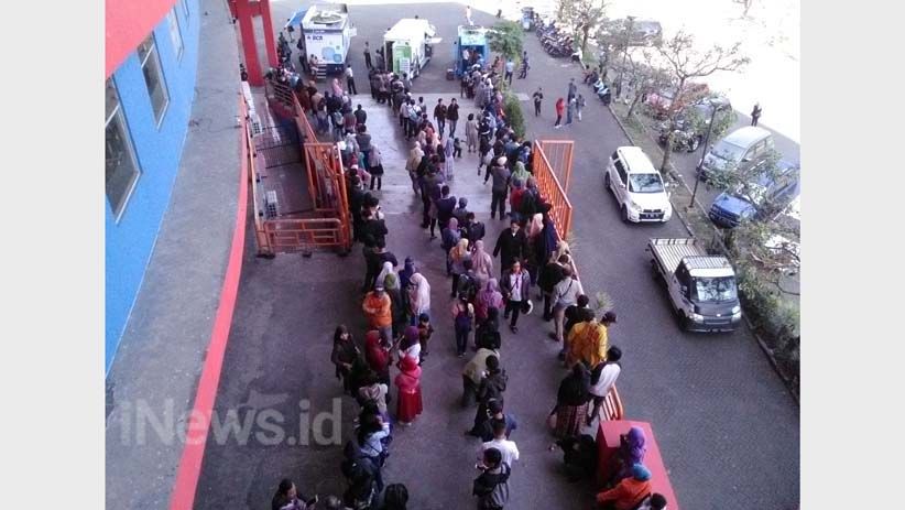Ribuan Orang Rela Antre 3 Jam Demi Menukar Uang Pecahan Kecil - Bagian 1