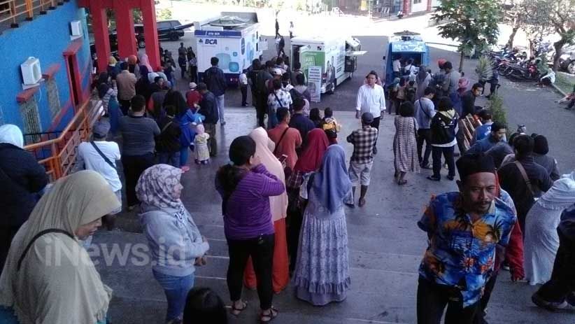 Ribuan Orang Rela Antre 3 Jam Demi Menukar Uang Pecahan Kecil - Bagian 2