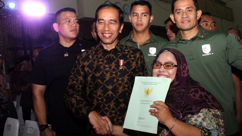 Presiden Jokowi Berikan Sertifikat Tanah kepada Warga Bekasi dan Jakarta Timur - Bagian 2