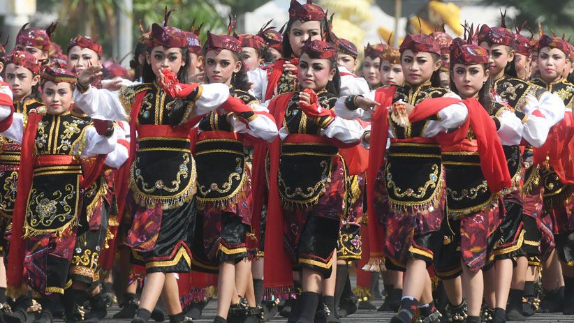 Meriahkan HUT Ke-725 Kota Surabaya, Ratusan Murid SD Tampilkan Tari Remo  - Bagian 4