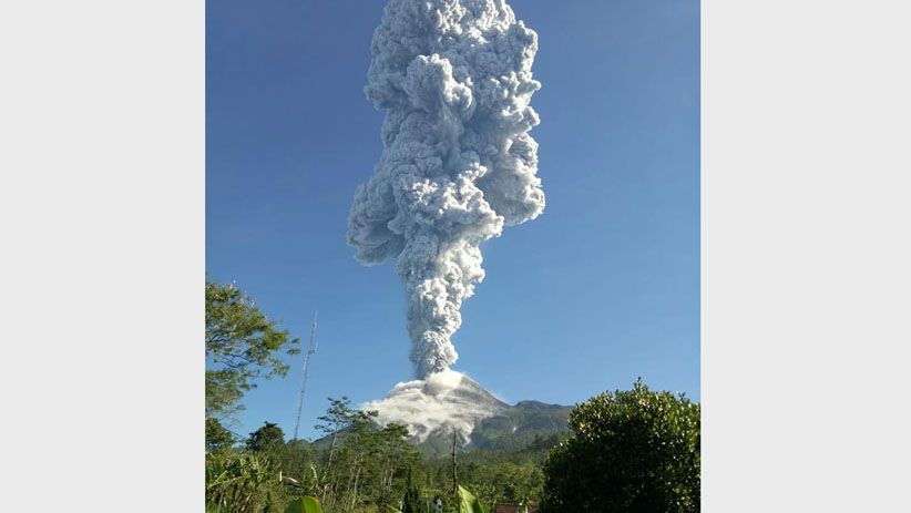Foto-Foto Gunung Merapi Meletus Lagi Setinggi 6.000 Meter - Bagian 2