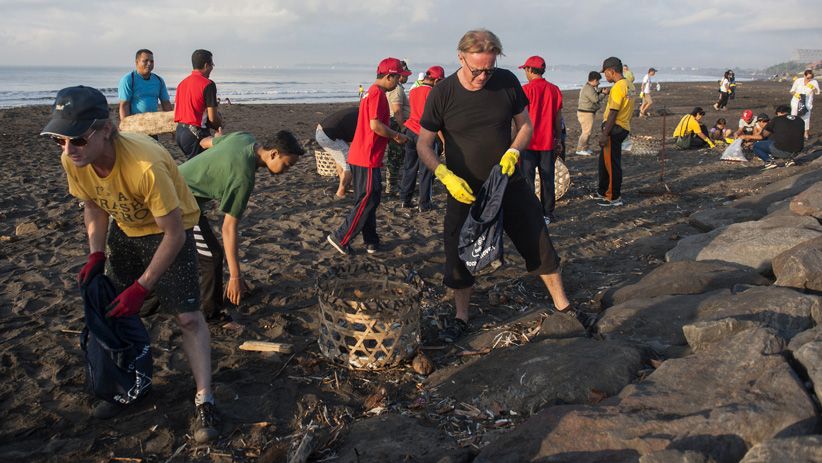 Promosi Pariwisata, Warga Australia dan Bali Kerja Bakti Bersihkan Pantai Biaung - Bagian 2