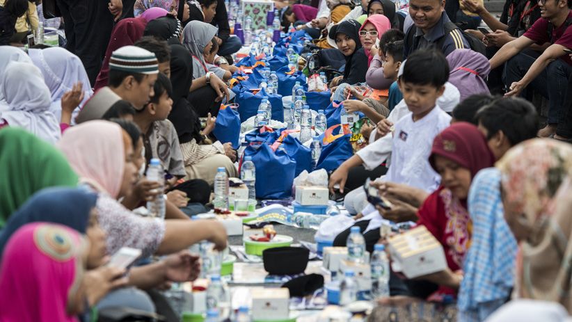 Ribuan Warga Bandung Ikut Buka Puasa Bersama on The Street - Bagian 2