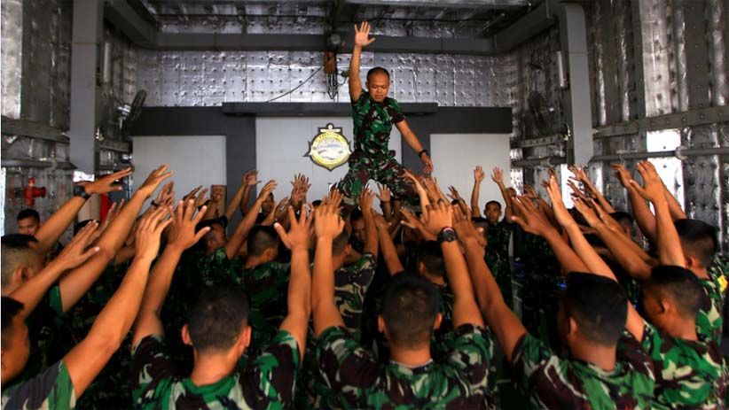 Satgas Rimpac Berlatih Tari Kecak di Atas KRI Makassar 590 - Bagian 1