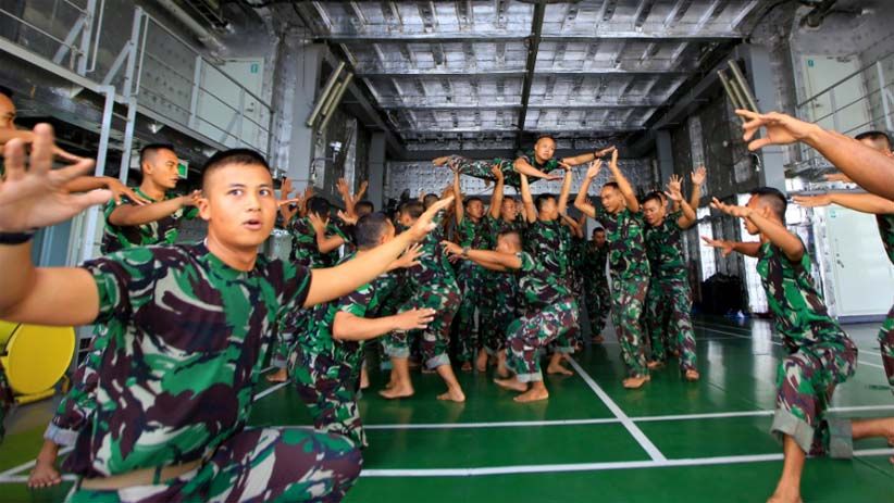 Satgas Rimpac Berlatih Tari Kecak di Atas KRI Makassar 590 - Bagian 2