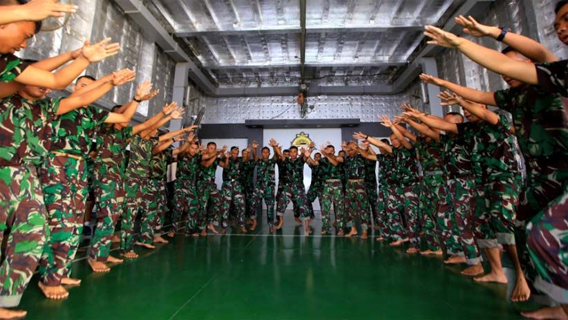 Satgas Rimpac Berlatih Tari Kecak di Atas KRI Makassar 590 - Bagian 3