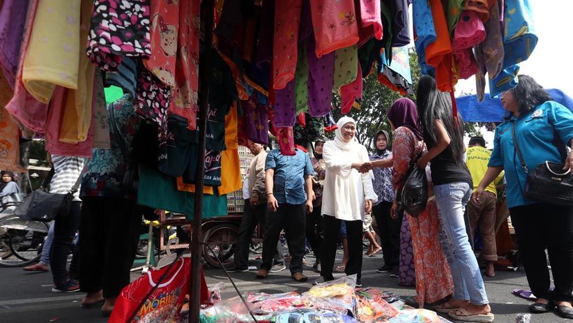 Khofifah Berdialog dengan Pedagang Pasar Kaget Tugu Pahlawan Surabaya - Bagian 2