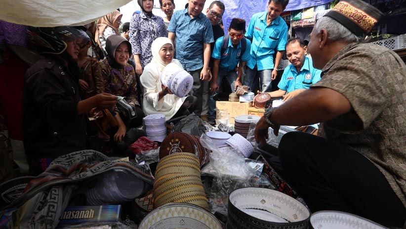 Khofifah Berdialog dengan Pedagang Pasar Kaget Tugu Pahlawan Surabaya - Bagian 3