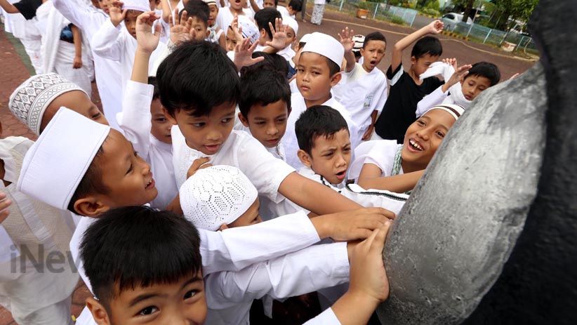 Tanam Nilai Agama Sejak Dini, Pelajar SD Ikut Manasik Haji - Bagian 4