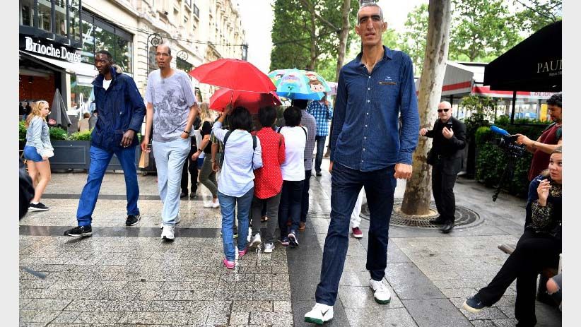 Pria-Pria Tertinggi di Dunia Berkumpul Bikin Heboh Warga Paris - Bagian 4