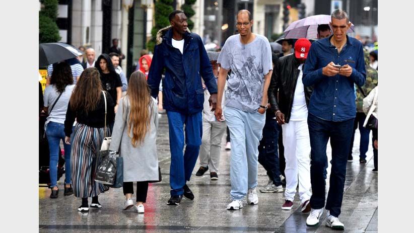 Pria-Pria Tertinggi di Dunia Berkumpul Bikin Heboh Warga Paris - Bagian 3