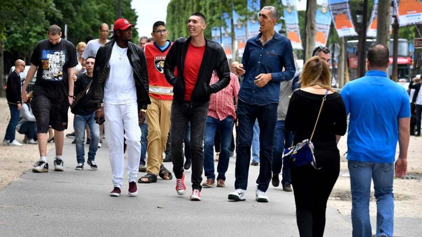 Pria-Pria Tertinggi di Dunia Berkumpul Bikin Heboh Warga Paris - Bagian 1