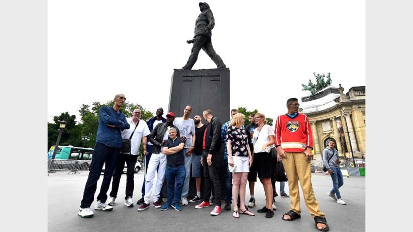 Pria-Pria Tertinggi di Dunia Berkumpul Bikin Heboh Warga Paris - Bagian 6