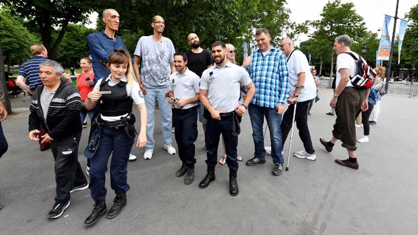 Pria-Pria Tertinggi di Dunia Berkumpul Bikin Heboh Warga Paris - Bagian 5