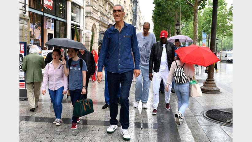 Pria-Pria Tertinggi di Dunia Berkumpul Bikin Heboh Warga Paris - Bagian 7