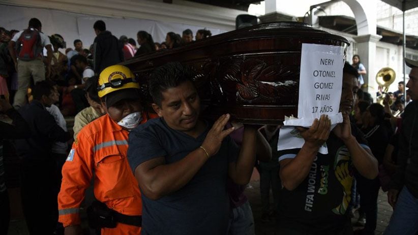 Ribuan Warga Guatemala Iringi Pemakaman Korban Erupsi Gunung Fuego - Bagian 5