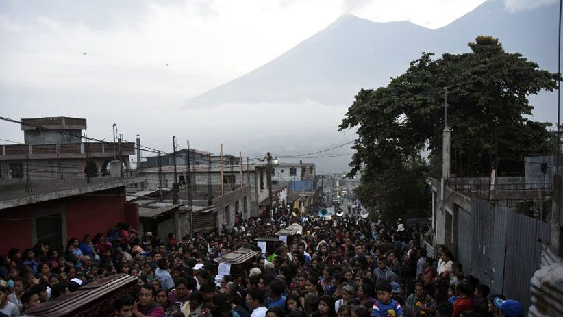 Ribuan Warga Guatemala Iringi Pemakaman Korban Erupsi Gunung Fuego - Bagian 3