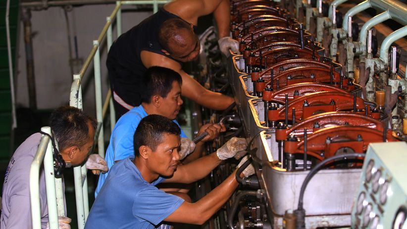 Perawatan Alutsista, Prajurit TNI AL Cek Berkala Mesin KRI Makassar 590 - Bagian 2