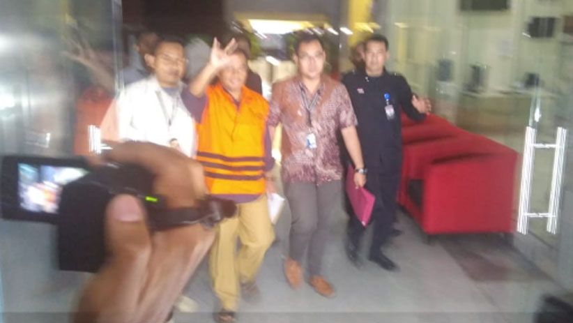 Bupati Purbalingga Tasdi Pakai Rompi Tahanan KPK sambil Salam Metal - Bagian 3