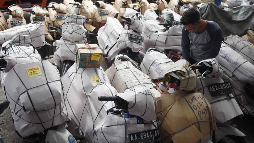 Pengiriman Paket Motor di Stasiun Senen Meningkat Jelang Lebaran - Bagian 1