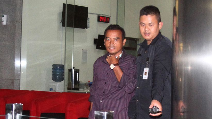 Foto Bupati Purbalingga Tasdi Salam Metal saat Ditangkap KPK - Bagian 3