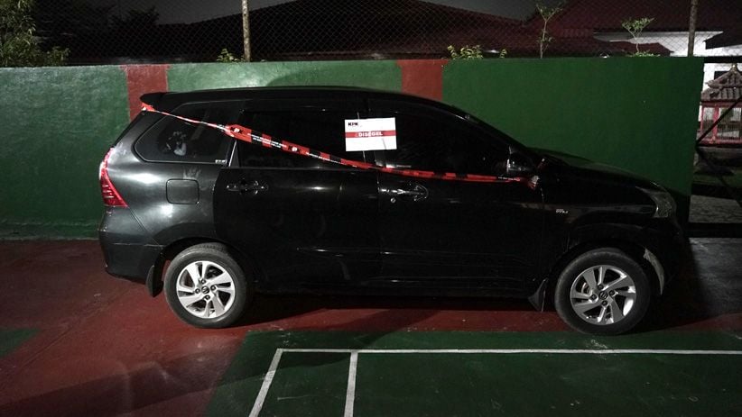 Foto Bupati Purbalingga Tasdi Salam Metal saat Ditangkap KPK - Bagian 6