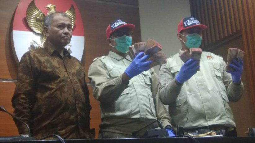 KPK Pamer Barang Bukti Uang Dugaan Suap Bupati Purbalingga Tasdi - Bagian 1