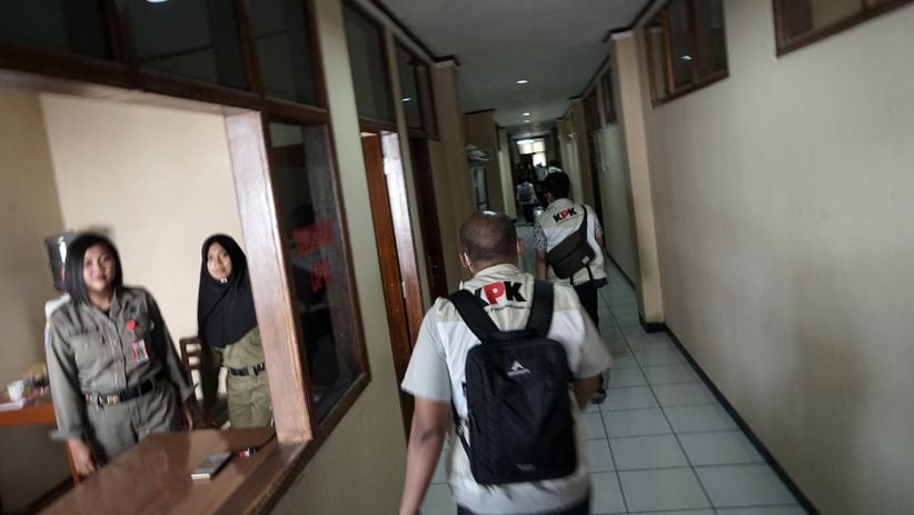 KPK Geledah Rumah Dinas dan Ruang Kerja Bupati Purbalingga Tasdi - Bagian 1