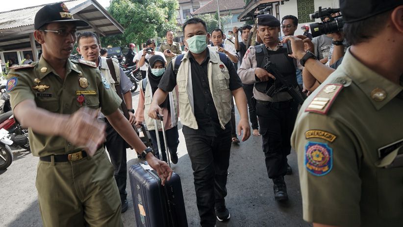 KPK Geledah Rumah Dinas dan Ruang Kerja Bupati Purbalingga Tasdi - Bagian 2